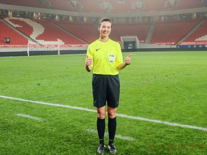 开云官网:谢丽君将成为国内首位执裁男子足球顶级职业联赛的女子裁判员 开云官网:谢丽君将成为国内首位执裁男子足球顶级职业联赛的女子裁判员